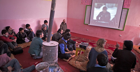 La italiana Selene Biffi ha montado una escuela de narración de historias en Afganistán para preservar la tradición oral del país.