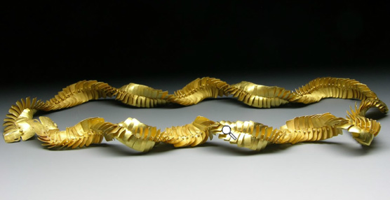 Junto a la naturaleza, la autora también se inspira en modelos del antiguo egipto y etruria, como es el caso de este collar en oro de 18 quilates. 