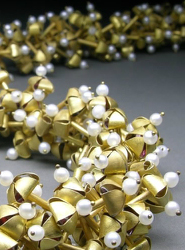 Detalle de un collar en oro, perlas de agua dulce y esmalte.
