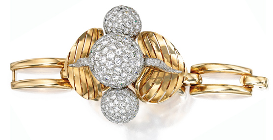Brazalete de oro, platino y diamantes, firmado por la casa Trabert & Hoeffer-Mauboussin en los años 40. 