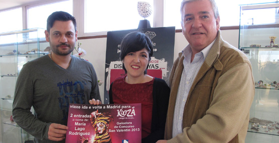 El Colexio Oficial de Xoiaría de Galicia hace entrega a una internauta de su premio por el concurso de San Valentín
