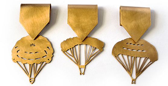 Marie Pendariès Broche: Paracaídas dorados, 2012, en cobre dorado. 