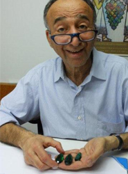 El director de la casa de subastas con las tres gemas.