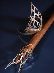 Las dos piezas, en plata, madera y circonitas.