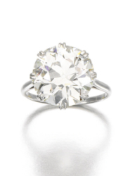 La segunda pieza más cara: un anillo con un diamante de 8.02 quilates.
