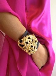 Brazalete de bronce chapado en oro.