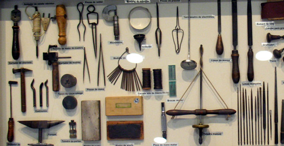 Detalle de uno de los paneles expositivos con herramientas tradicionales para la joyería.