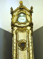 Reloj de pared británico del siglo XIX con repique de horas e incrustaciones de madreperla.