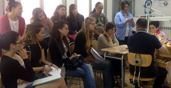 El engastador y grabador Dimas Sánchez durante el taller de grabado con buril.