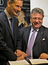 Cavalieri, derecha, firmando el acuerdo en Londres.