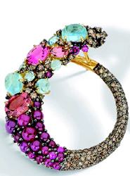 Detalle de unos vistosos pendientes con aguamarinas, rubíes y diamantes marrones, entre otras gemas. 