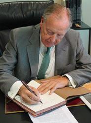 Álvarez del Manzano firmo la petición del centro tras la inaugurar ProDiam 2013.