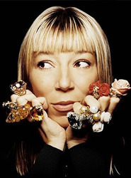 Victoire Castellane con algunos de sus diseños para Dior.