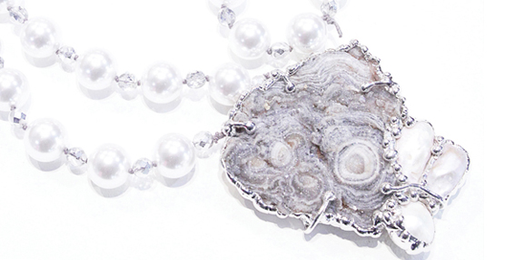 El regreso a los clásicos, un clásico. Una muestra es este colgante elaborado en madreperla, coral y perlas, que traslada a los años 20.
