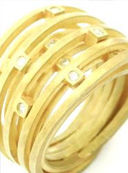 Detalle de un anillo en oro y diamantes.