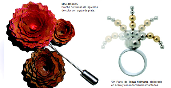 Broche de virutas de lapiceros  de color con aguja de plata, de Mae Alandes y anillo ‘Oh Paris’ de Tanya Noimann, elaborado en acero y con rodamientos imantados.