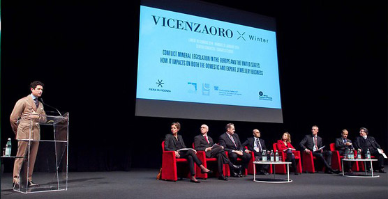 El director gerente de Feria de Vicenza, Corrado Macco, abrió el seminario dedicado a la legislación sobre metales procedentes de zonas en conflicto.
