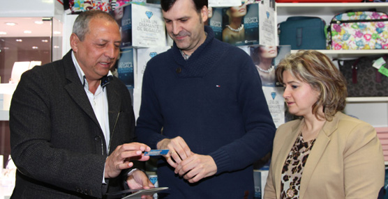 El Colexio de Xoiería de Galicia entrega un diamante de un quilate a un vecino de Orense que participó en su sorteo navideño