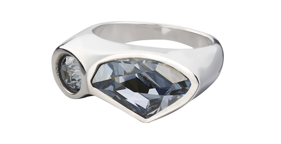 Sobre estas líneas, anillo en cristal azul de la colección Crystal Beads. Abajo, anillo de la colección Pointage.