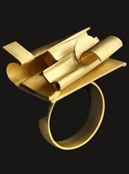 Un anillo del británico Anthony Caro.