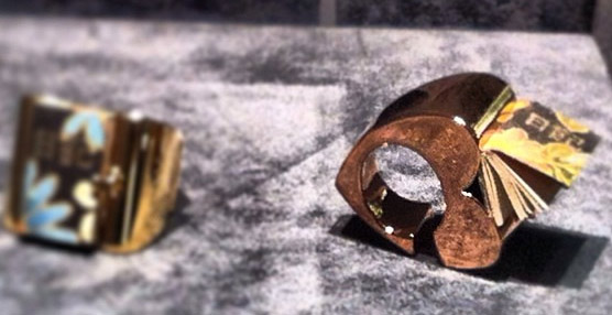 La feria Oro Arezzo concede su premio a la 'Promesa Joyera' a un anillo de bronce dorado, de marcada inspiración oriental
