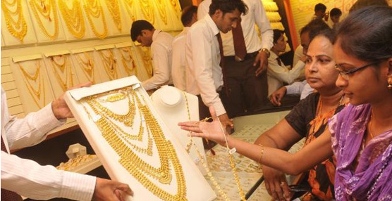 Los clientes indios, tradicionalmente atraídos por el oro, comienzan a buscar joyería de diamantes y gemas de color