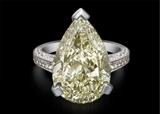 Solitario con un diamante amarillo de 13.88 quilates montado en oro blanco con pequeños brillantes