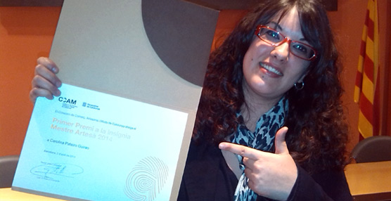 La estudiante de Joyería Carol Pateiro muestra el diploma que acredita su primer premio. 