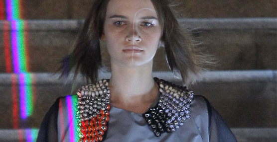 Una joven diseñadora premiada por Pandora muestra sus piezas en el desfile de la semana de la moda de Madrid