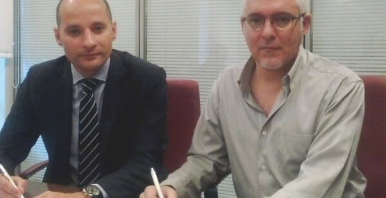 Víctor Manuel Moralejo, de Abanca, junto al presidente del Gremio de Pontevedra, Antonio P. Penin, (a la derecha de la imagen).