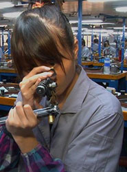 Control de calidad en una factoría de joyas china. 