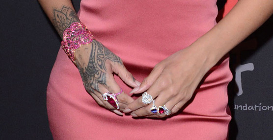 La cantante Rihanna lució joyas de Chopard durante una gala benéfica