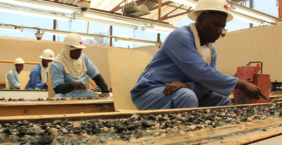 Trabajadores de una explotación de esmeraldas en Zambia. Imagen: GIA.