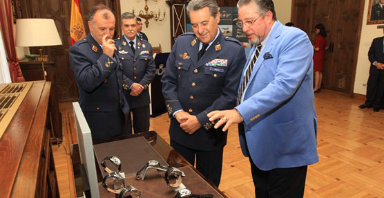 Aviador presenta en el Ejército del Aire los cronógrafos que se entregarán como premio en la Travesía Escorial-Navacerrada