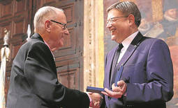 Quique, recibiendo el galardón de manos del presidente de la Generalitat Valenciana, Ximo Puig. 