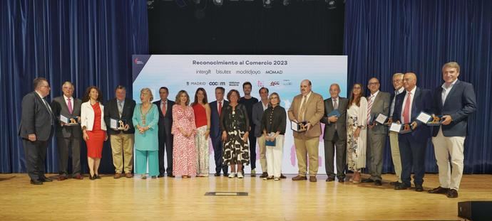 Representantes de las asociaciones con todos los comercios premiados en esta gala