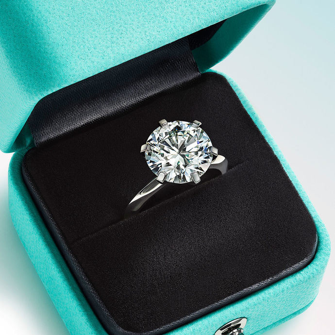 Anillo con diamantes.