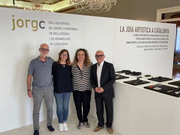 'La Joya Artística en Catalunya', stand del JORGC en Contemporania.
De derecha a izquierda: el presidente Àlex Riu, la presidenta de la sección de Diseñadores y Creativos Sílvia Serra, la presidenta de Artesanos JORGC Gemma López y el artesano y vocal del JORGC Lluis Comín