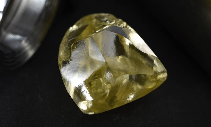 Alrosa extrae el mayor diamante amarillo del año