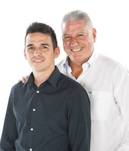 Antoni Torrens junto a su hijo, la segunda generación de este proveedor de cadenas para joyería.