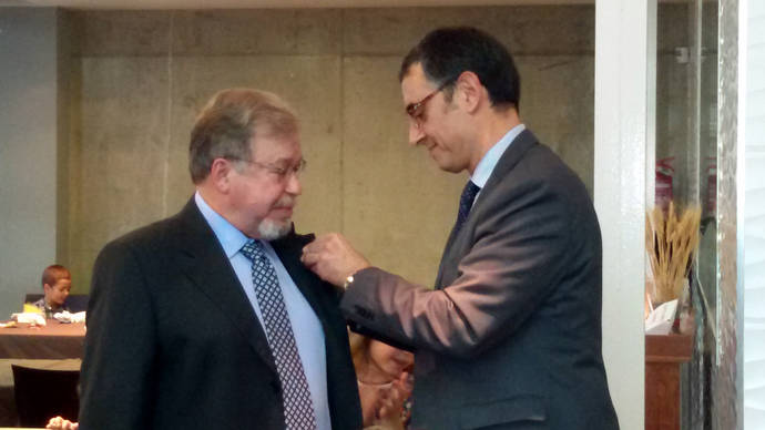 Diego González Blasco recibiendo la insignia del Gremio de manos del presidente, José Joaquín del Campo.