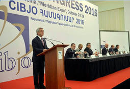 El presidente de Armenia inaugurando el Congreso.