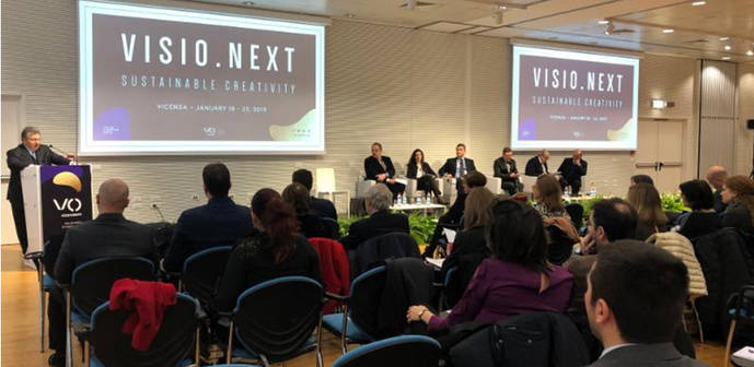 El presidente de CIBJO, Gaetano Cavalieri, durante la presentación del libro en Vicenza Oro. 