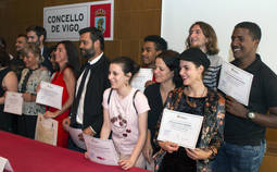 Algunos de los alumnos y profesores durante la ceremonia de entrega de las titulaciones.