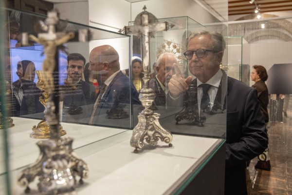 Una exposición muestra la trayectoria de la joyería y la platería en Córdoba