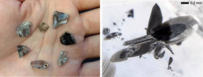A la izquierda, algunos de los restos de los diamantes analizados. A la derecha, inclusiones metálicas; las zonas oscuras corresponden a restos de grafito. Foto: Evan Smith. © GIA