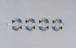 El diseño ganador del Premio a la Excelencia en Diseño de Joyas de la Fundación Gianmaria Buccellati 2022 Sara Guergova, graduada del Curso de Diseño de Joyas GIA en Londres, Reino Unido. El boceto presenta oro, ónix negro, rubí, diamantes, turmalina y zafiro azul.