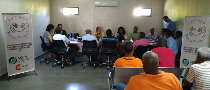 Reunión del director de la Escuela de Joyería del Atlántico, Carlos Pereira, con responsables del proyecto y autoridades locales. 