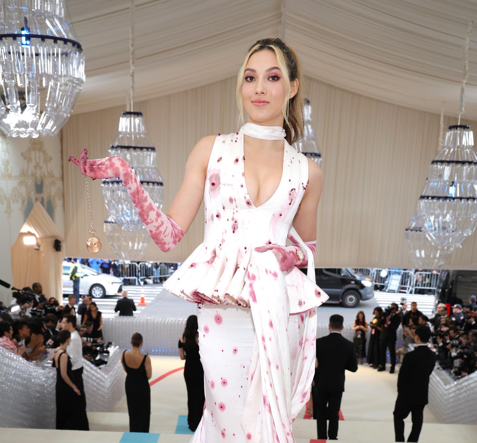 La esquiadora Eileen Gu luce IWC en la Met Gala 2023 Gold And Time