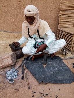 El nigeriano Ismail Elhadji trabaja con las técnicas milenarias de los tuáreg. 